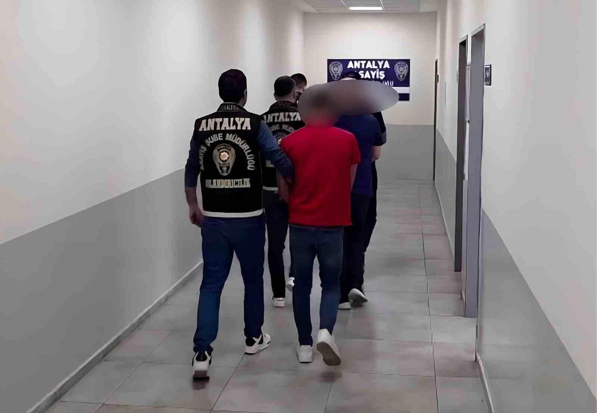 Antalya’da Çek Dolandırıcılığına 4 Tutuklama