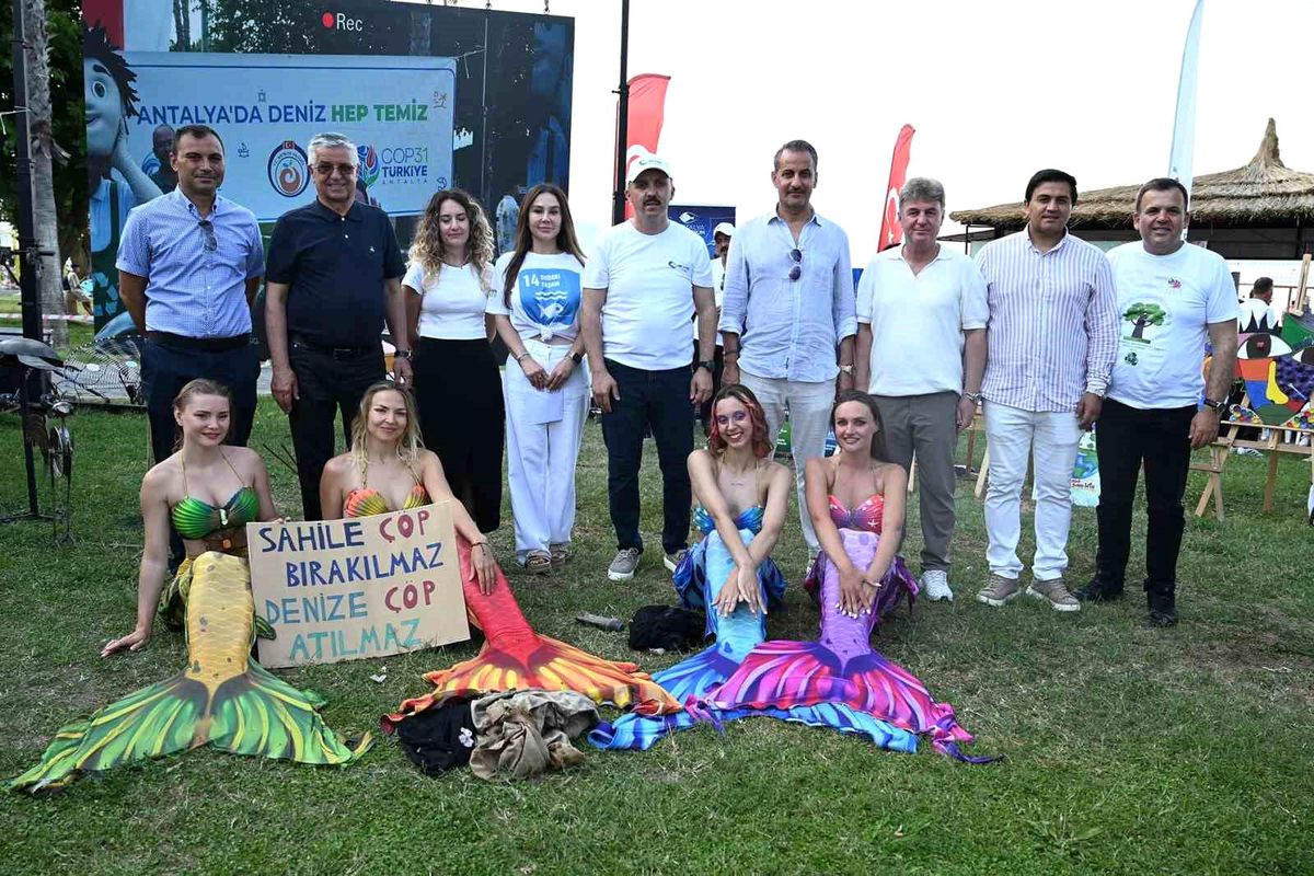 Antalya’da ‘deniz kızları’ eşliğinde dip temizliği