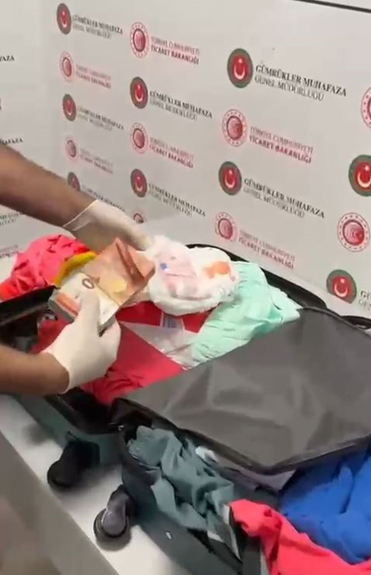 Antalya’da Bebek Bezlerinde Kaçak Para Ele Geçirildi