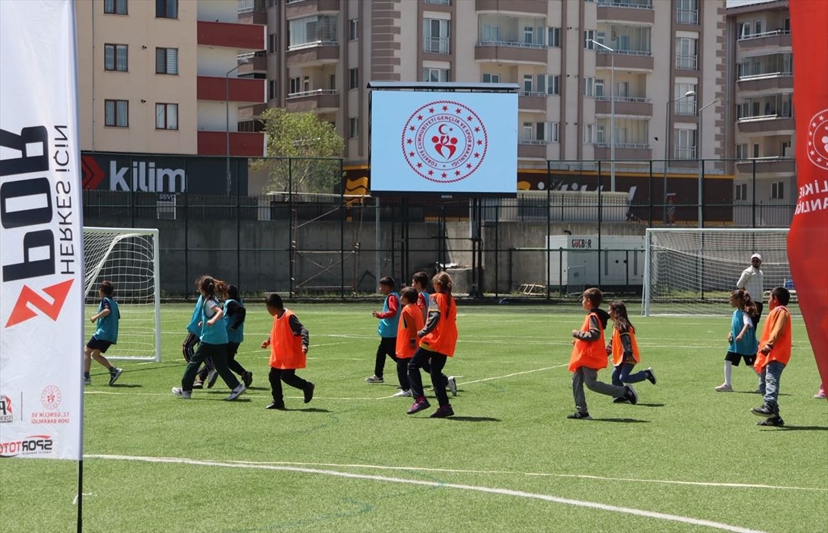Ardahan’da Mavi Kart Futbol Turnuvası Başladı