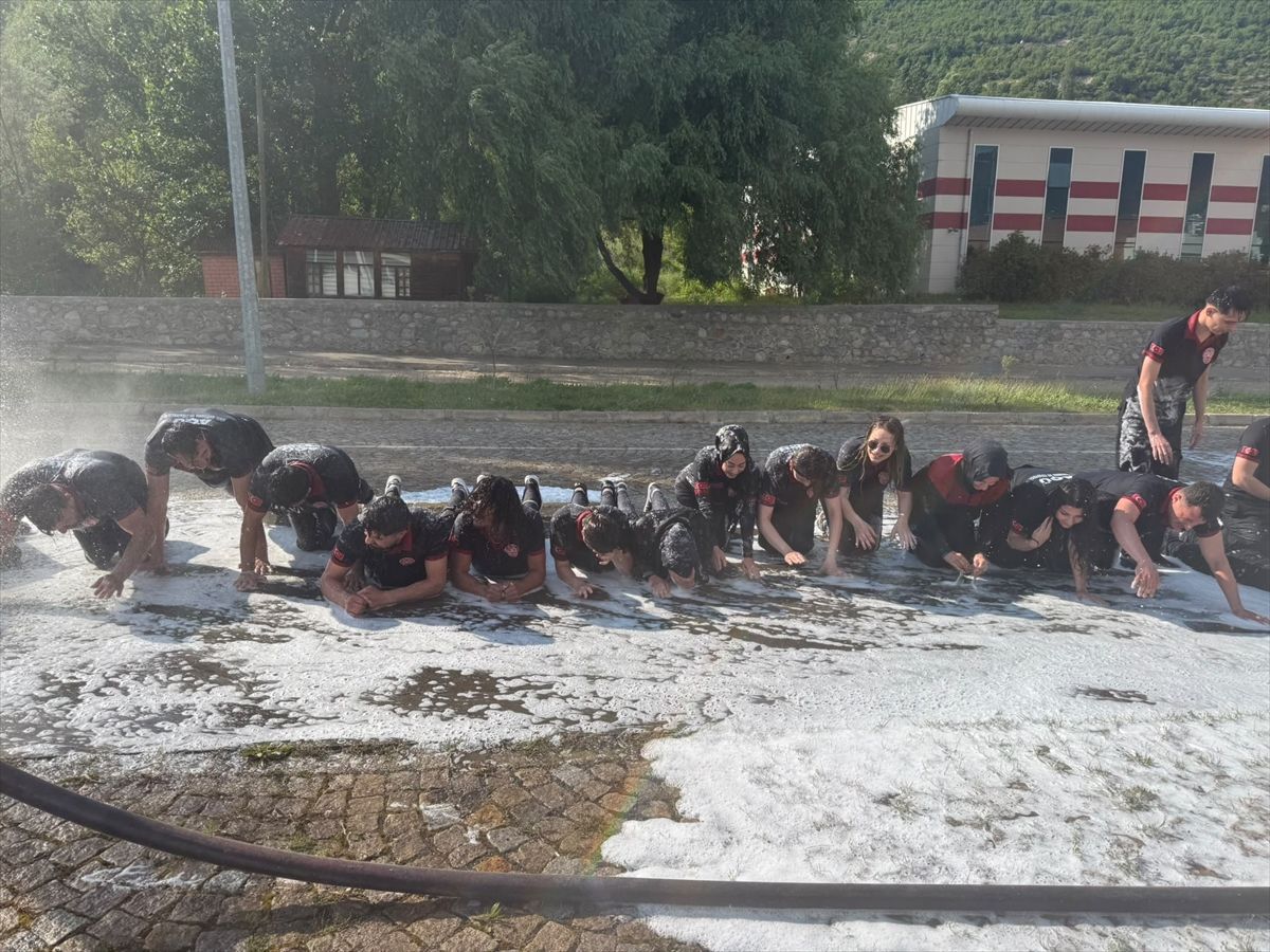 AÇÜ’de İtfaiyeci Mezuniyet Coşkusu