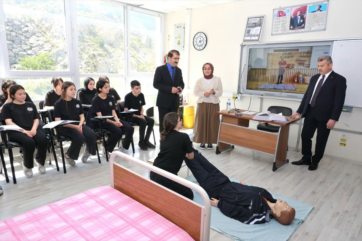 Vali Ergün Teknik Lise’yi Ziyaret Etti