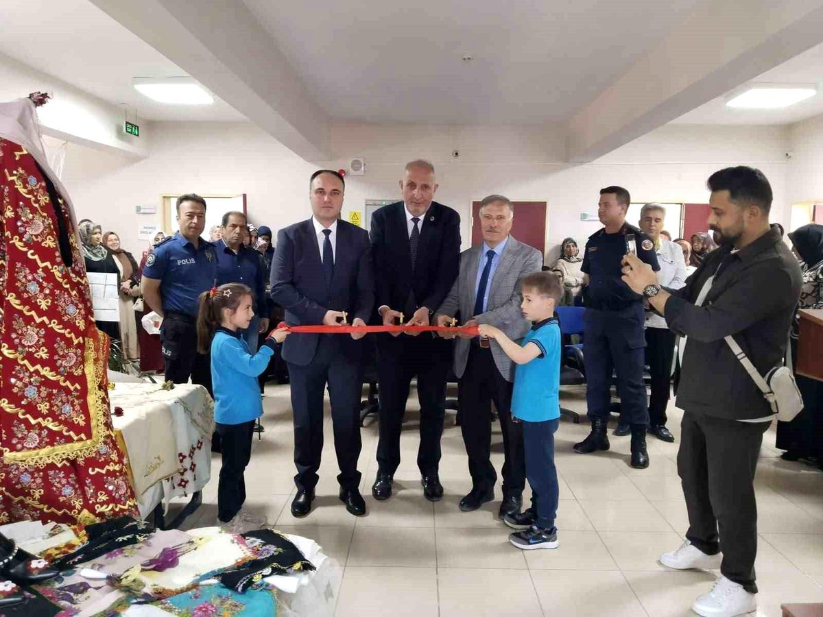 Aslanapa’da yılsonu sergisi açıldı