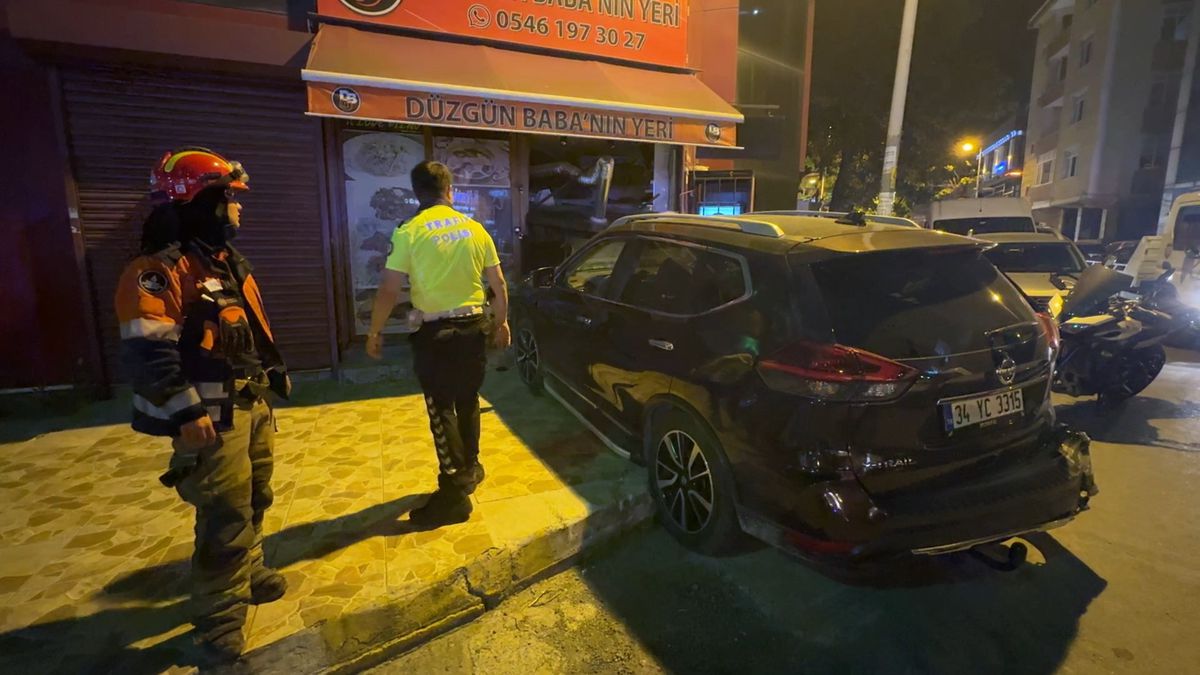 Avcılar’da Kaza: Cip Köfteciye Girdi