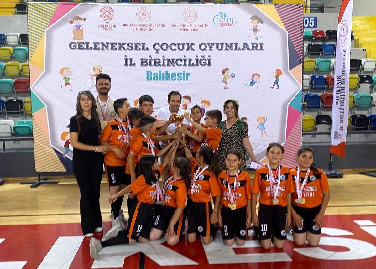 Ayvalık’ın Çakmak Köyü’nden Büyük Başarı: Geleneksel Çocuk Oyunları’nda İl Şampiyonu Oldular