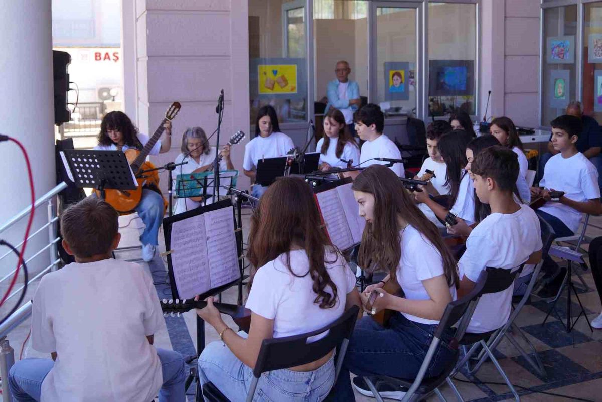 Ayvalık’ta Zeytin Çekirdeklerinden sezon finali konseri