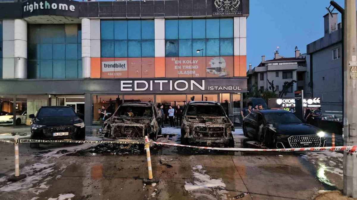 Bakırköy’de 4 Lüks Araç Yangında Küle Döndü