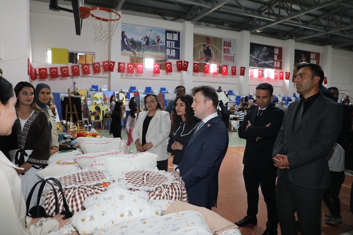 Başkale’de Yıl Sonu Sergisi Düzenlendi