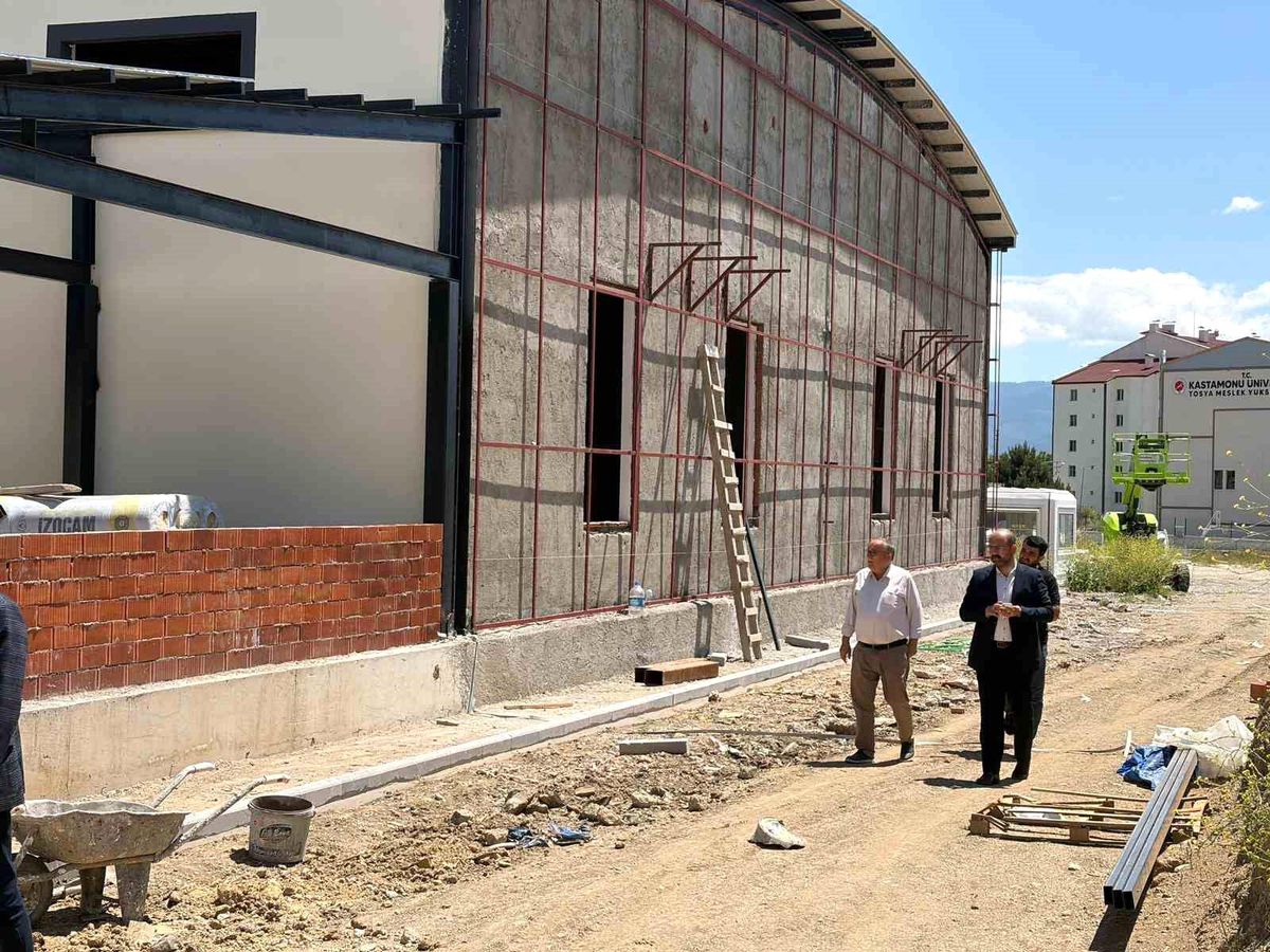 Başkan Kavaklıgil, Tosya Düğün Salonu’daki çalışmaları inceledi