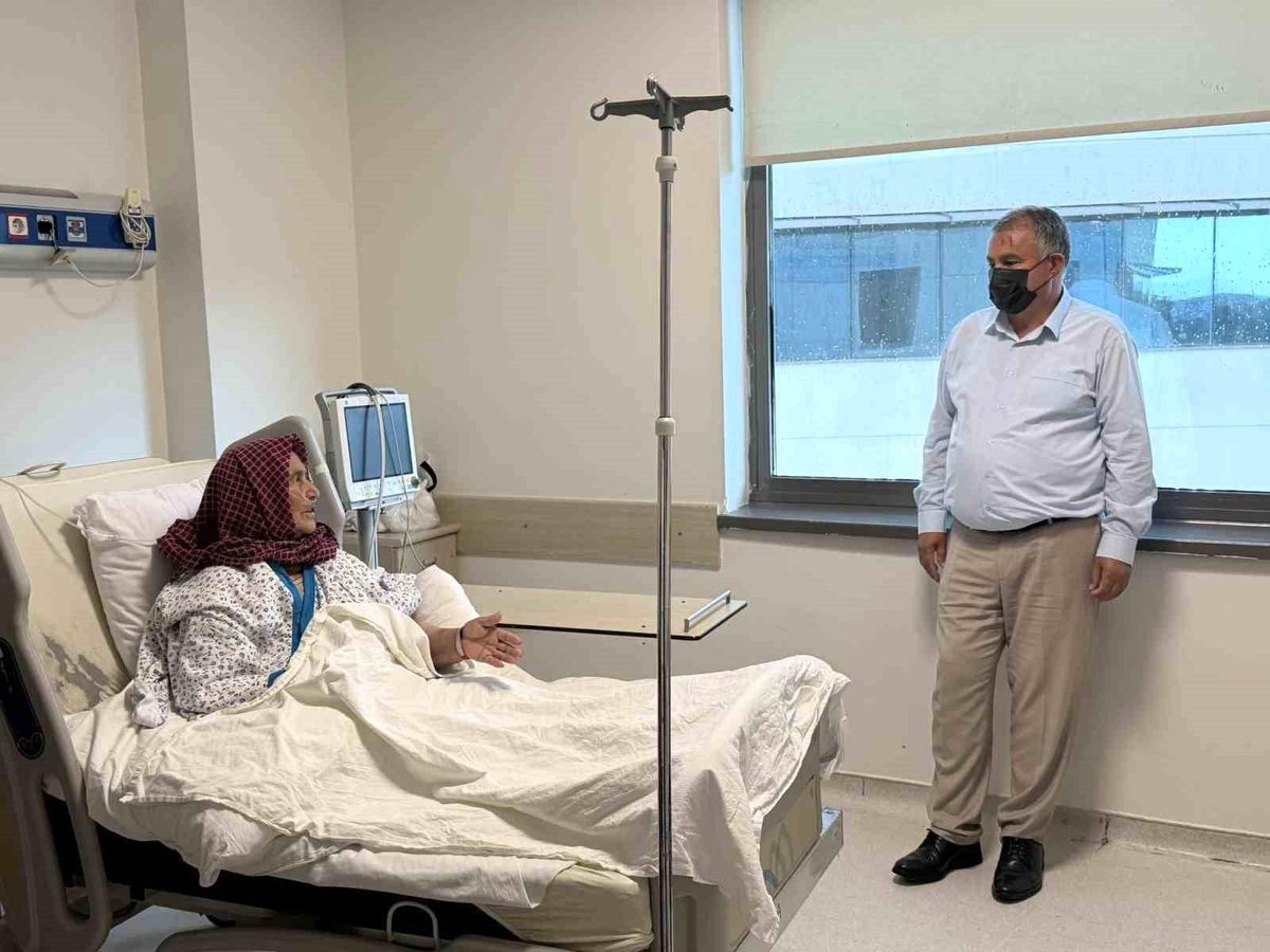 Başkan Pütün, Yaşayan İnsan Hazinesi Halime Özke’ye hastanede ziyaret etti