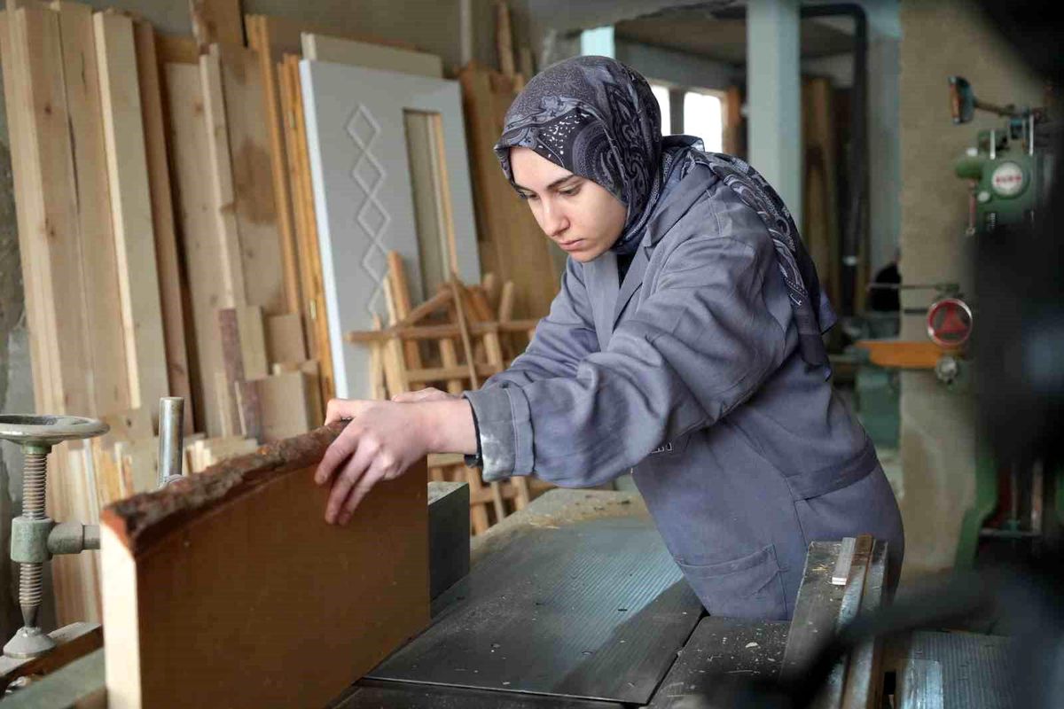 Kadın Marangoz Beyzanur: Mesleği Sanat Olarak Görüyorum