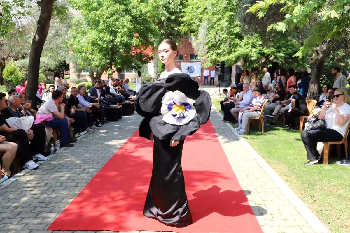 Bayındır’da moda tasarımı defilesi damga vurdu