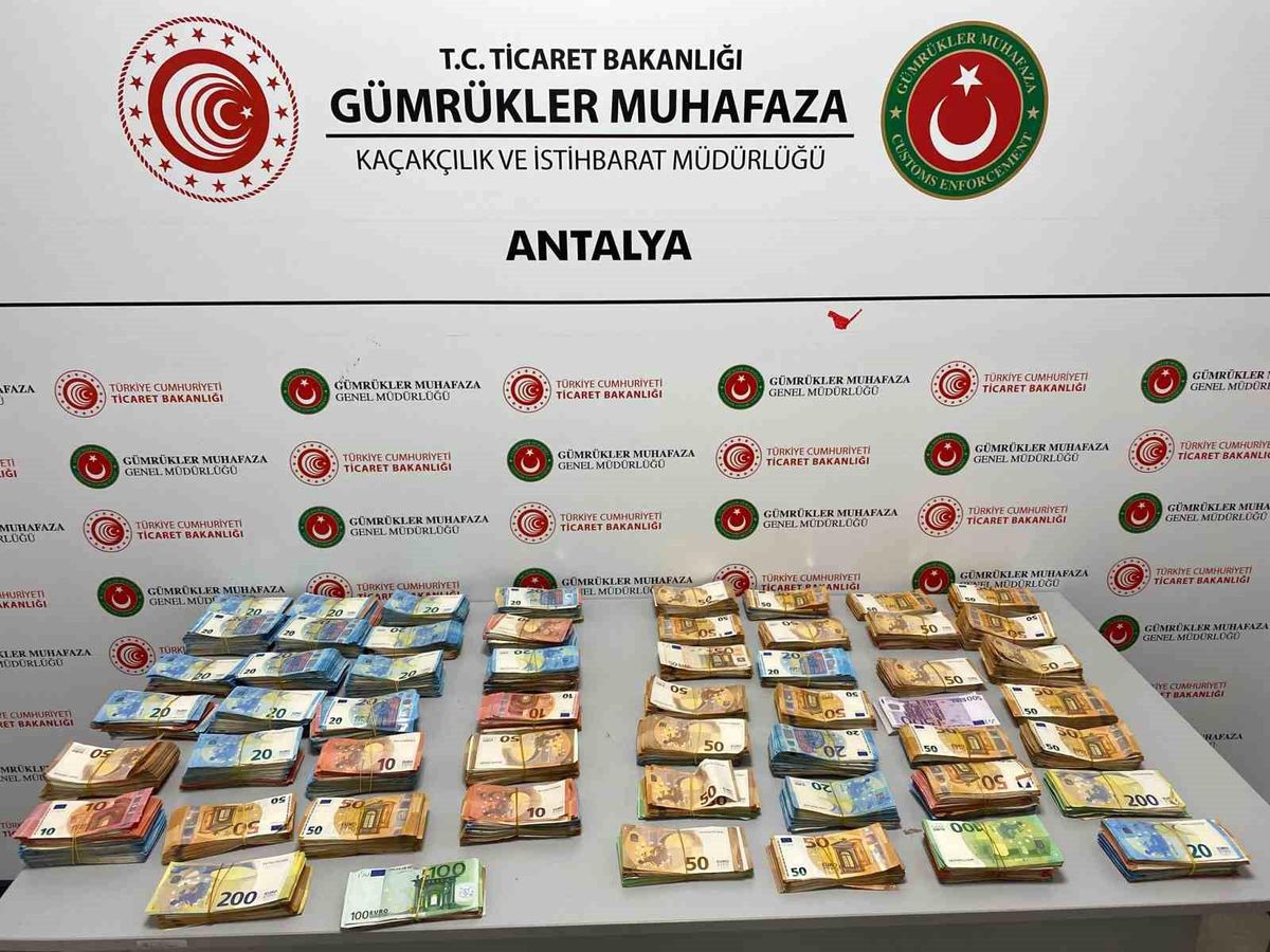 Bebek Bezlerinde 20 Milyon Lira Kaçak Para Ele Geçirildi