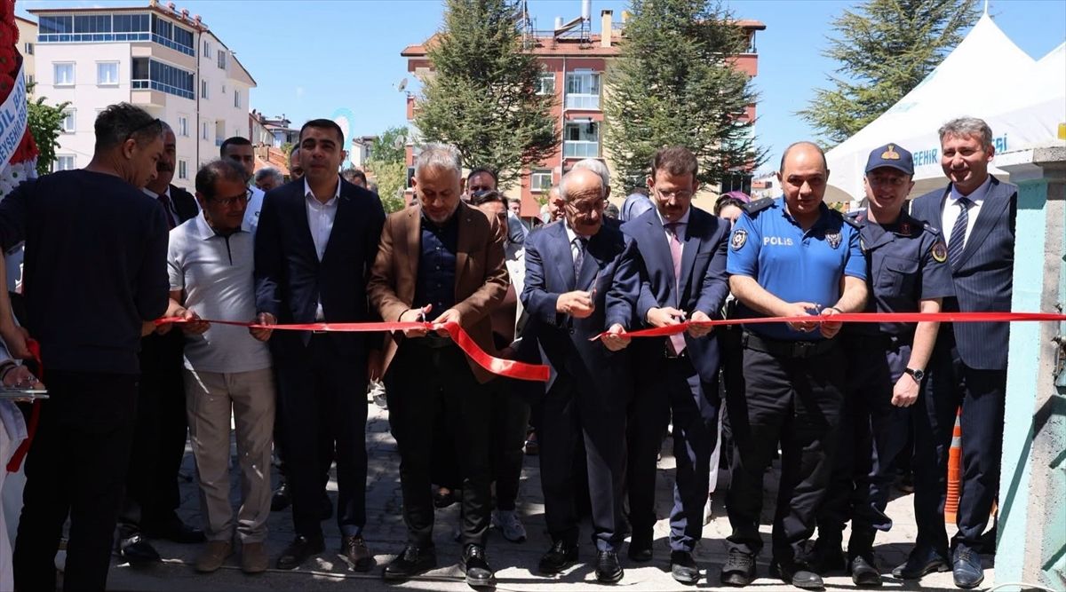 Beyşehir’de halk eğitim yıl sonu sergisi açıldı