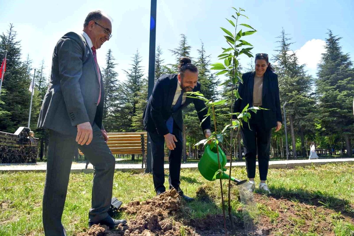 Bilecik’te ‘Kampüsü Ağaçlandırıyoruz’ sloganıyla fidanlar toprakla buluştu