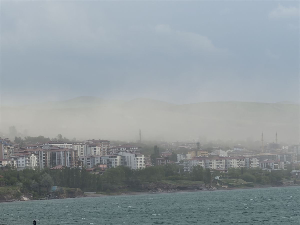 Ahlat’ta Toz Bulutu Ve Rüzgar Etkili Oldu