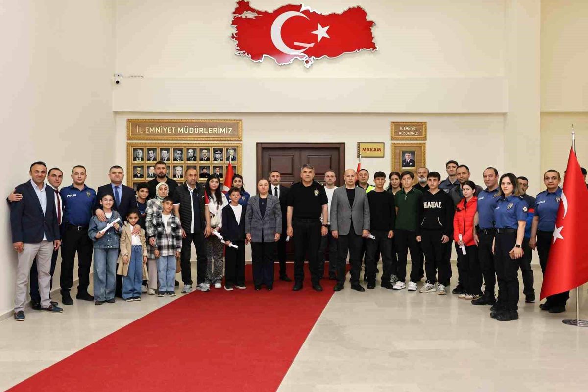 Emniyet Müdürü’nden Öğrencilere Eğitim Belgesi