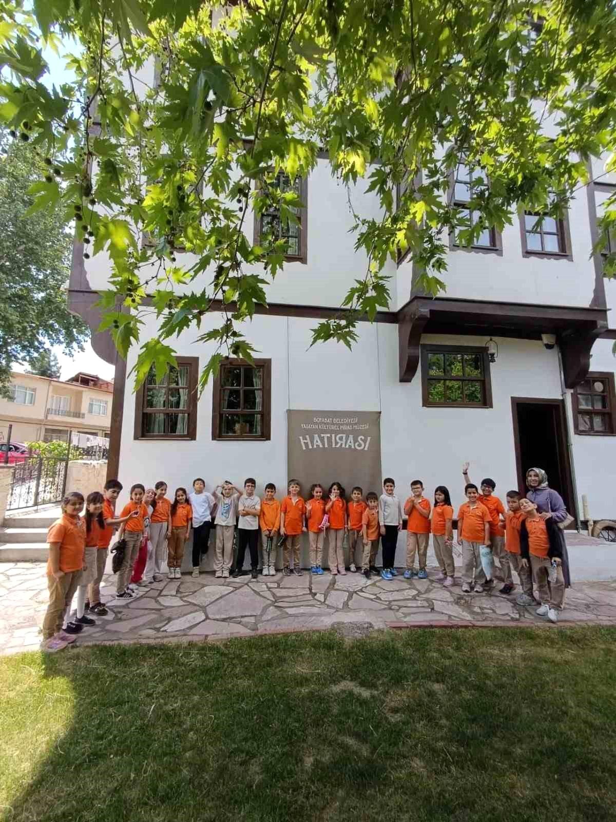 Boyabatlı minikler geçmişin kültürünü müzede keşfetti