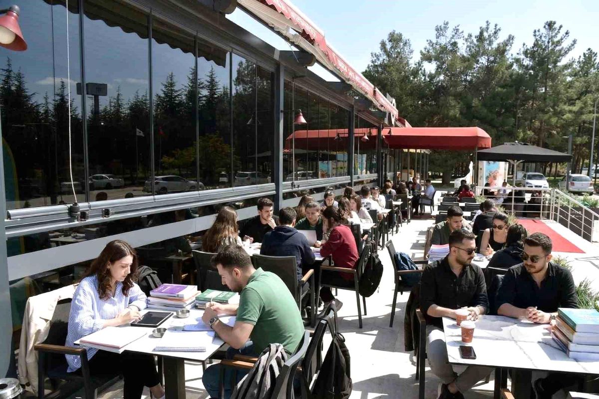 BŞEÜ’de Yeni Kafeterya ve Market Hizmete Girdi