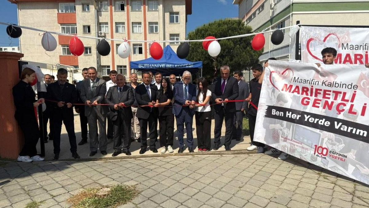 Burhaniye’de Teknoloji Tasarım ve Görsel Sanatlar Sergisi açıldı