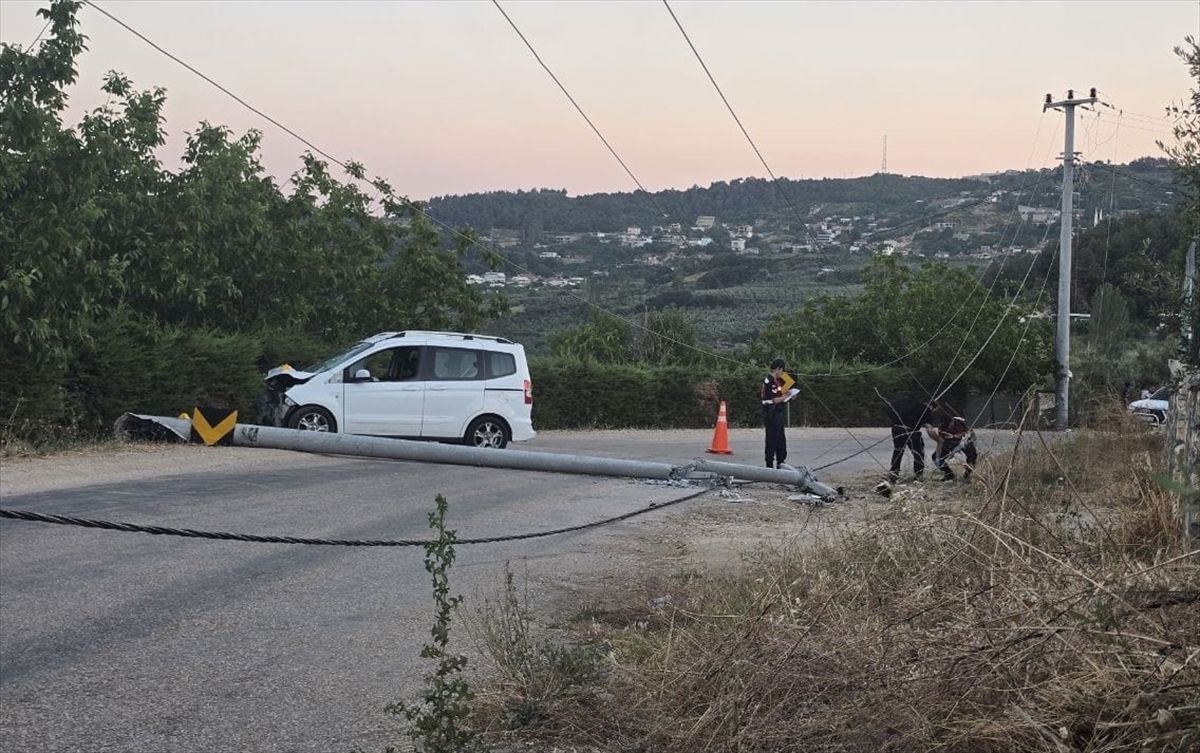 Mudanya’da Elektrik Direğine Çarpan Otomobil Faciası