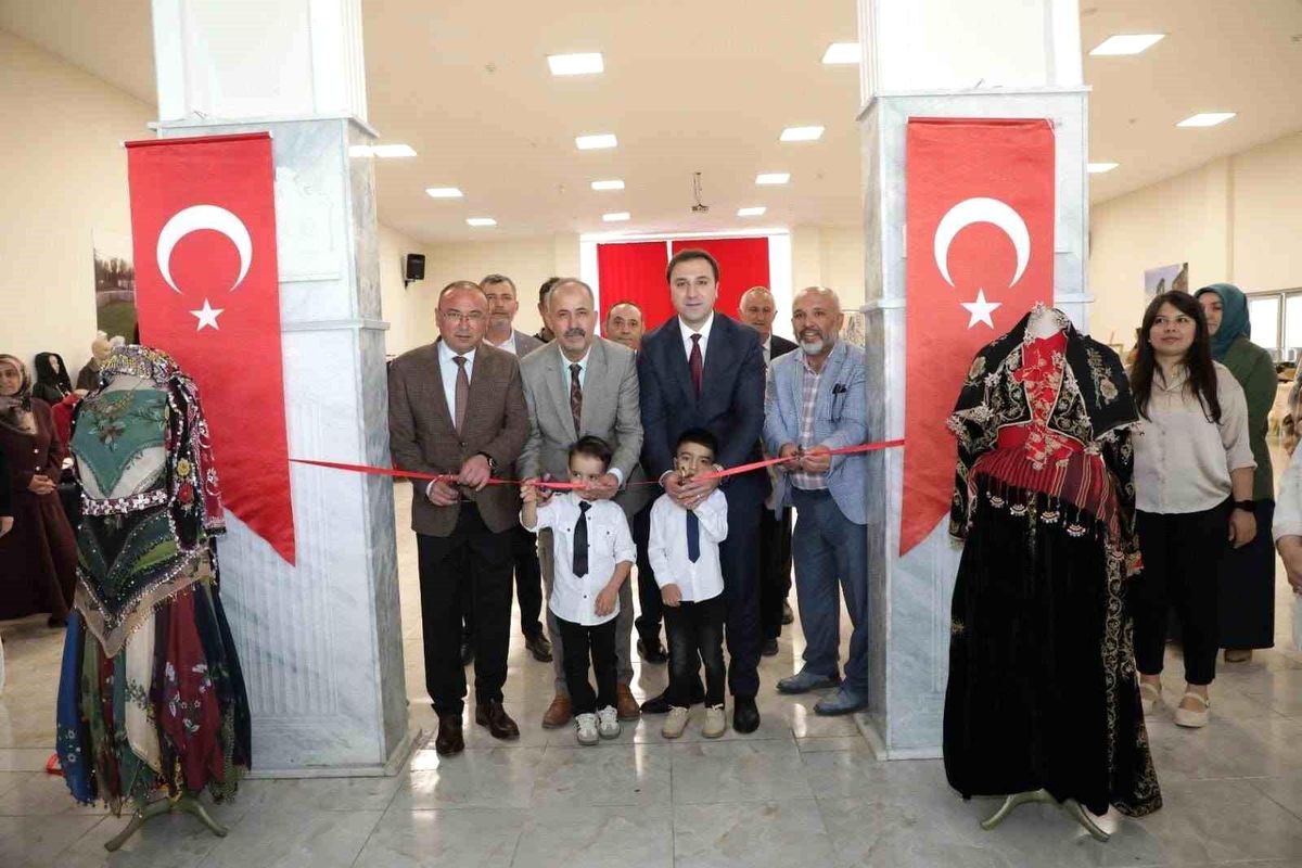 Çavdarhisar’da yılsonu sergisi açıldı