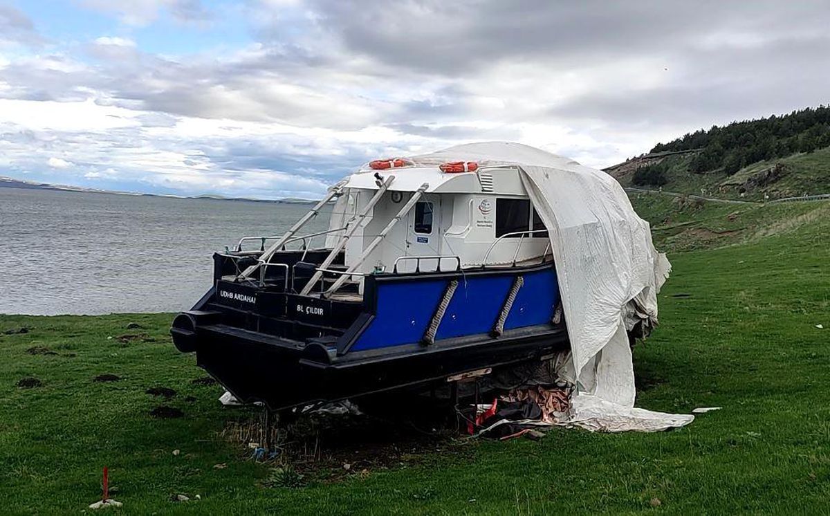 Çıldır Gölü’ndeki Tekne Yeniden Beklemede