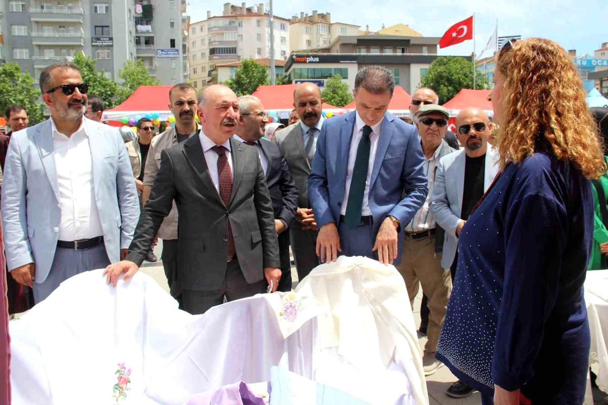 Çorum’da kursiyerlerin 1 yıldır yaptığı el emeği ürünler görücüye çıktı