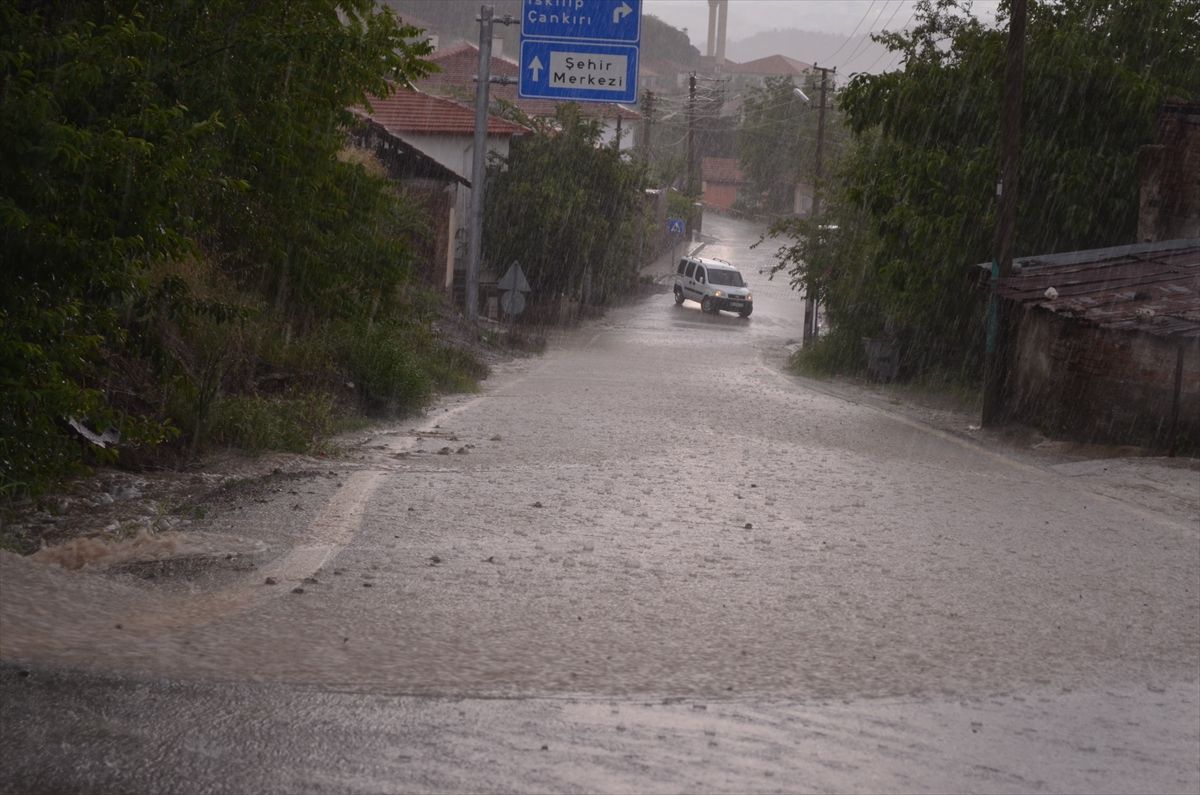 Dodurga’da Dolu ve Sağanak Hayatı Olumsuz Etkiledi