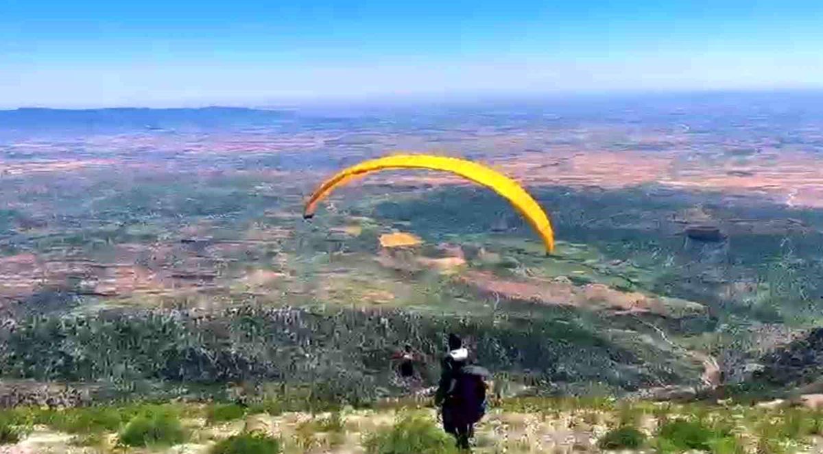 Cudi Dağı’nda Yamaç Paraşütü Show