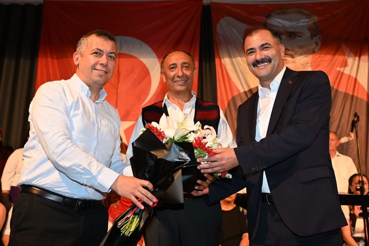 Demirci’de Türk Halk Müziği Korosu Konsere Dedi