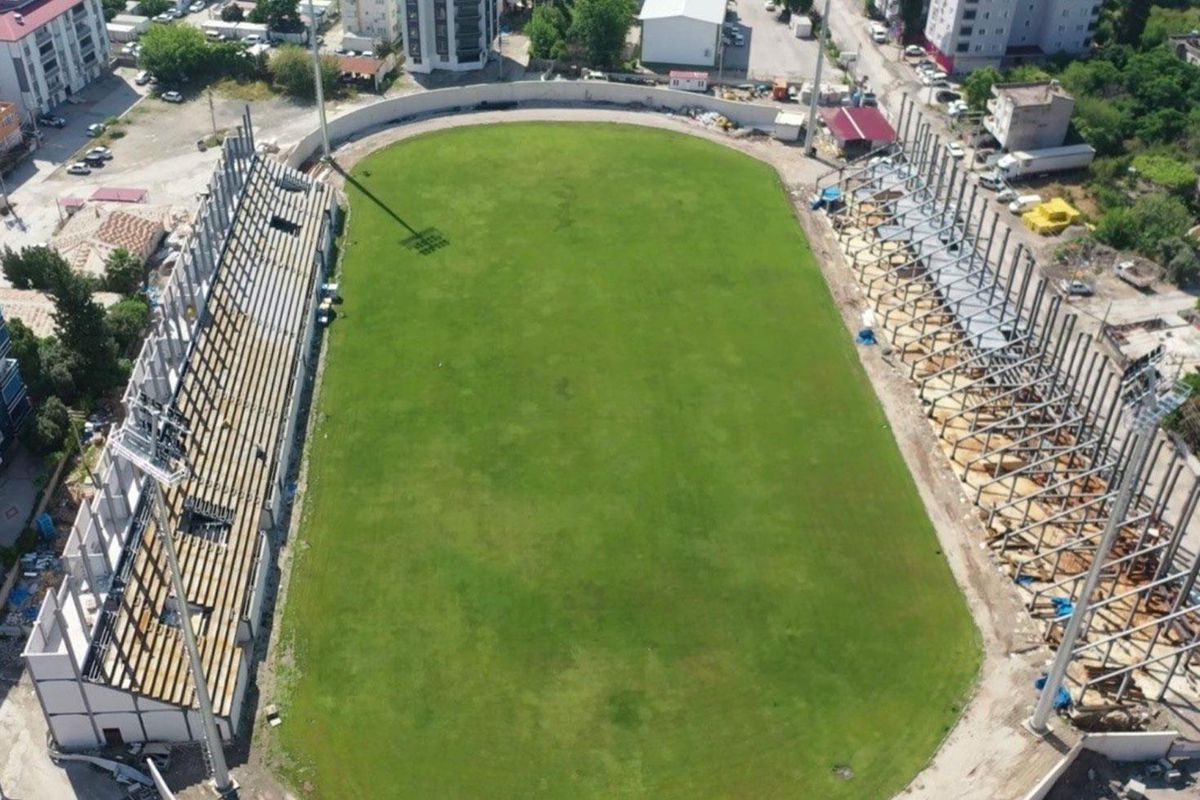 Depremde hasar alan 7 Ocak Stadyumu, yeniden yükseliyor