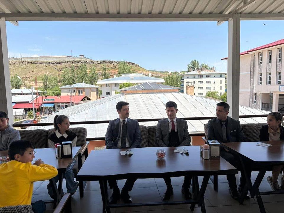 Kars’ta Tiyatro Başarısı Kutlandı