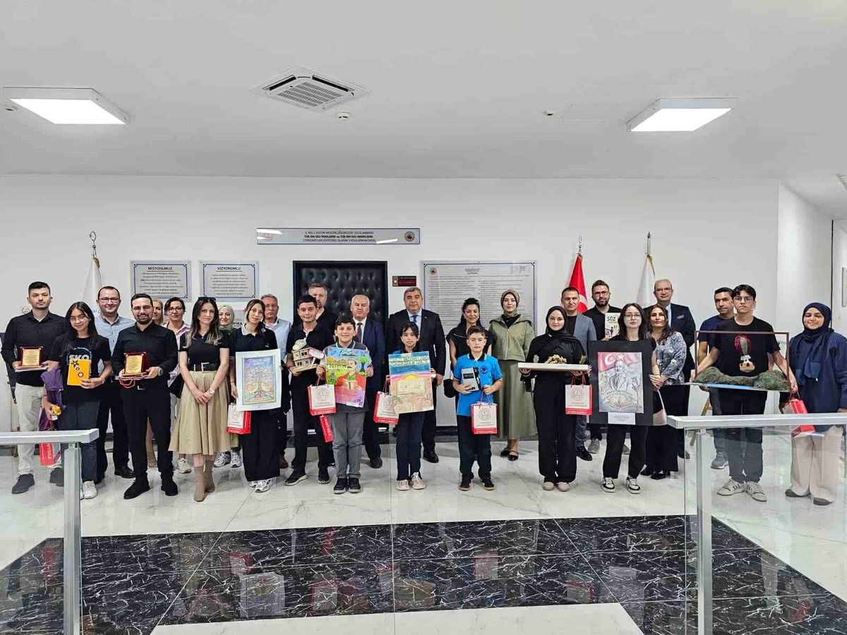 Başarı Gösteren Öğrencilere Ödül