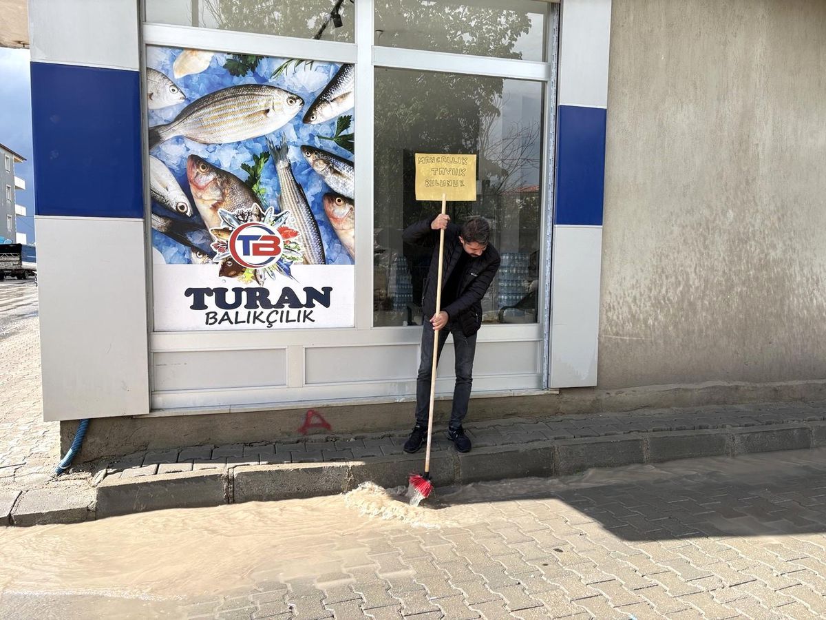 Diyadin’de sağanak yağış su birikintilerine neden oldu