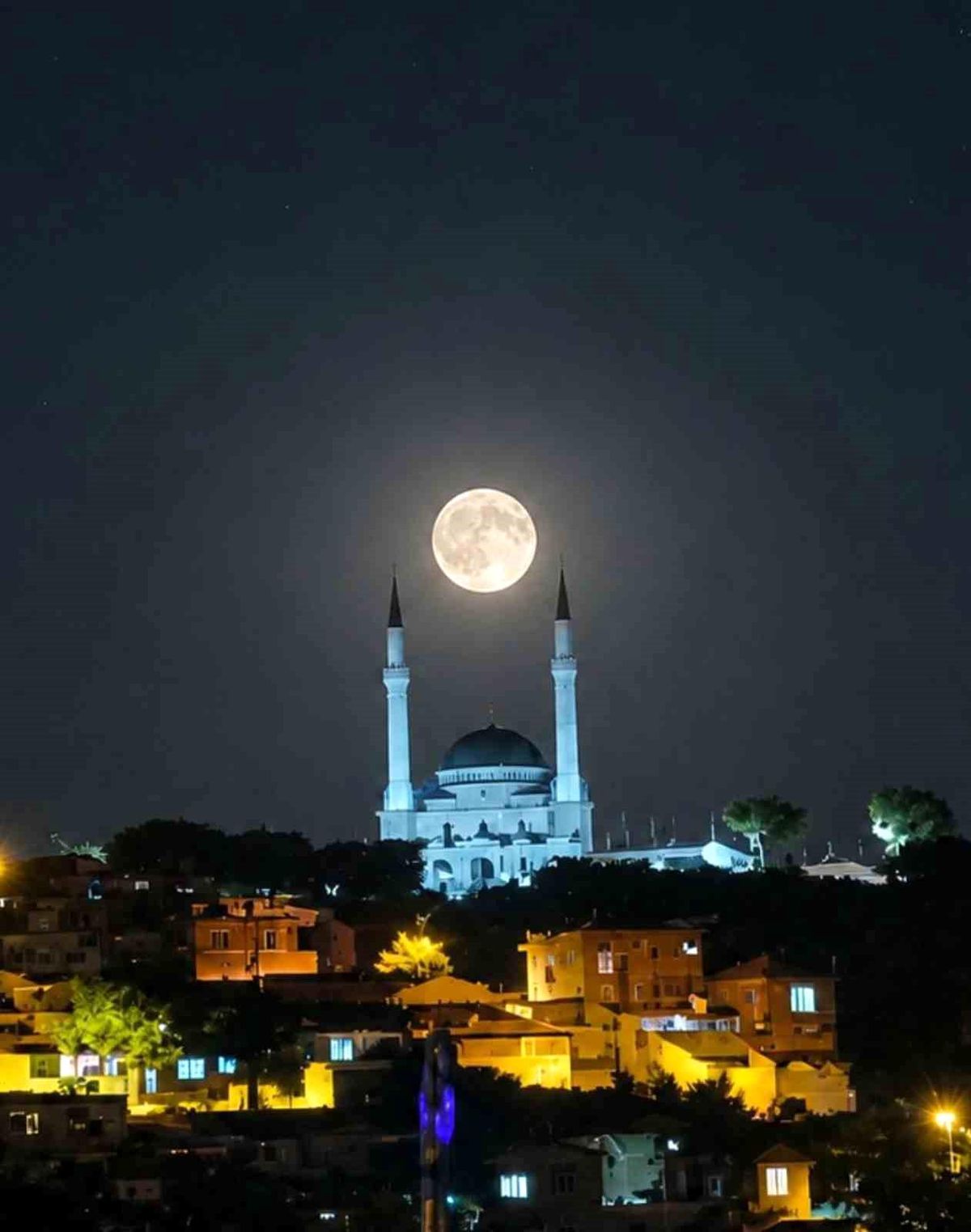 Edremit’te Büyüleyici Dolunay