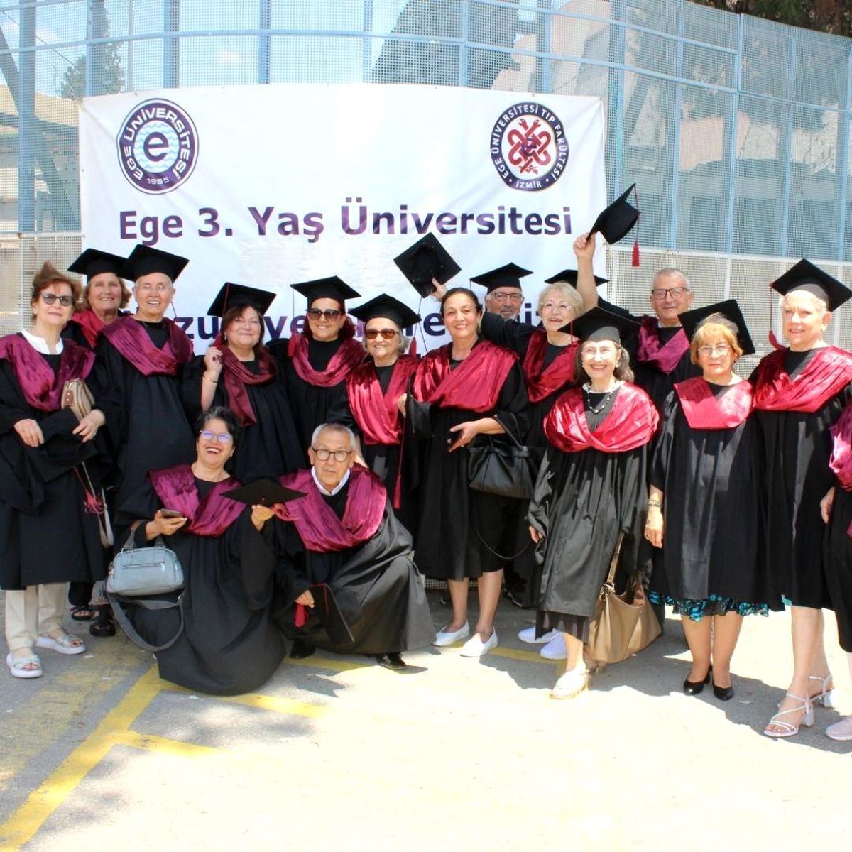 Ege 3. Yaş Üniversitesi’nde 140 Mezun Coşkusu