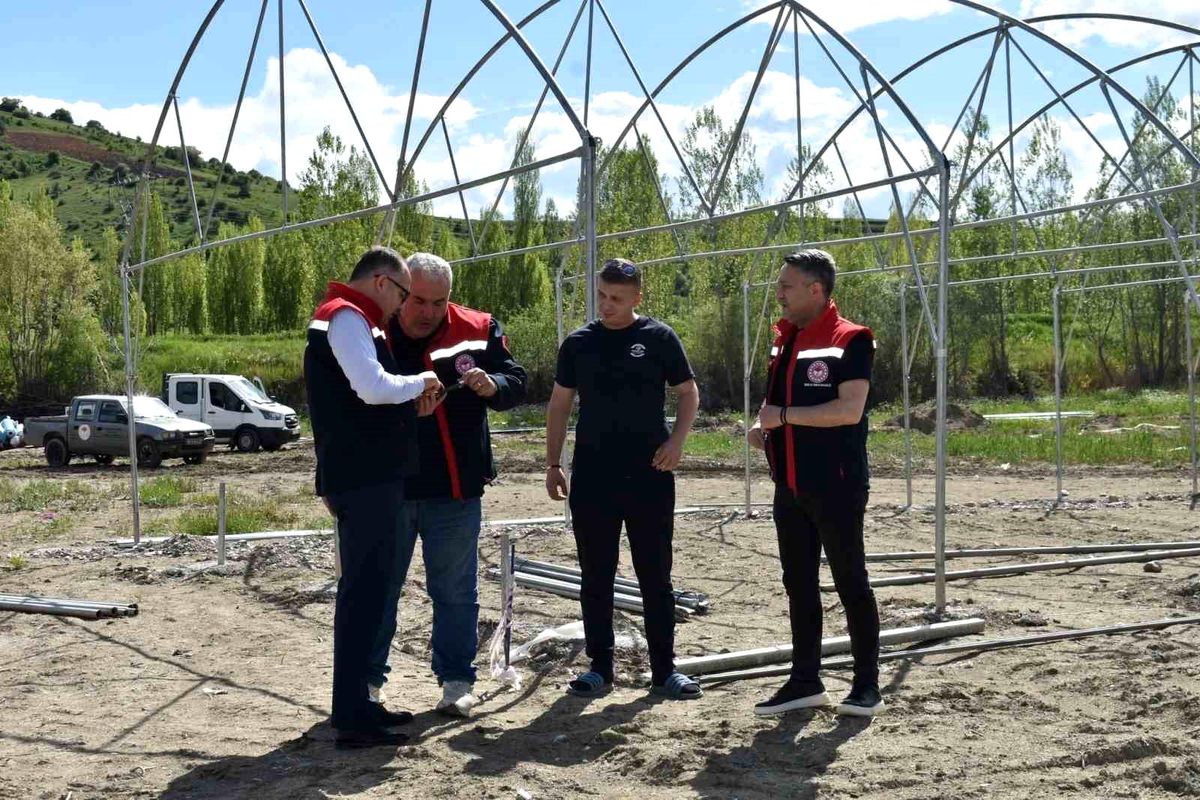 Eko Köy Projesi’nde Sera Kurulumları Sürüyor