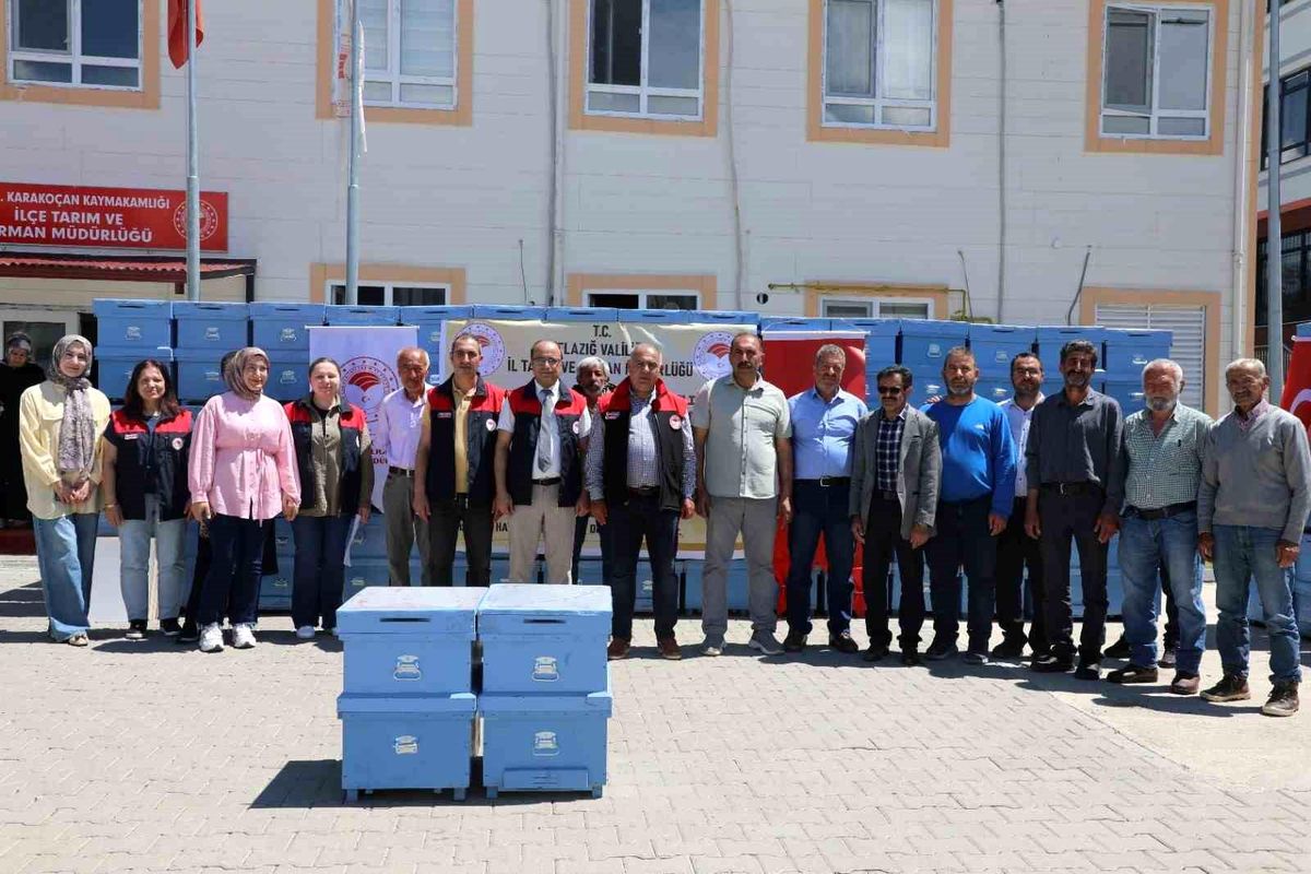 Karakoçan’da Arı Yetiştiricilerine Kovan Desteği