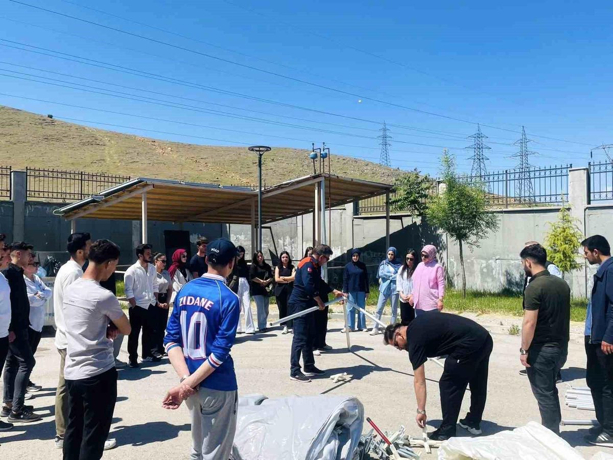 Elazığ’da Öğrencilere Yangın ve Çadır Eğitimi