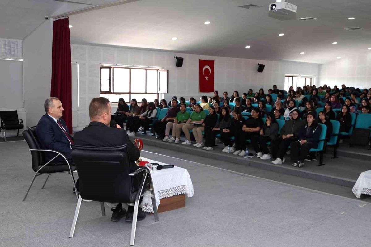Kariyer Buluşmaları’na ERÜ Rektörü Katıldı
