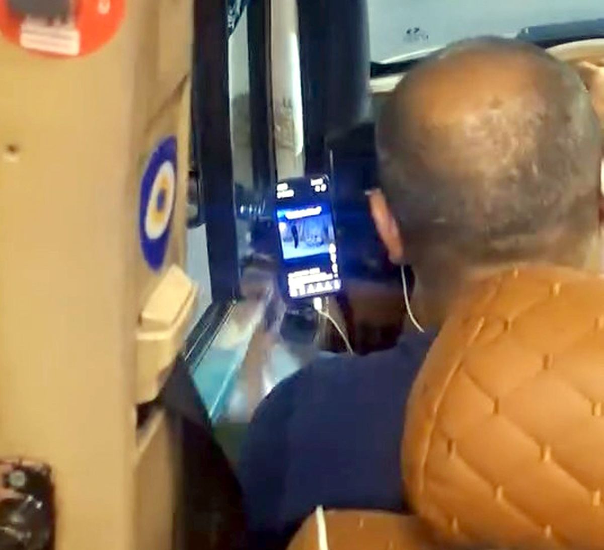 Minibüs Şoförü Yolcu Taşırken Video İzledi