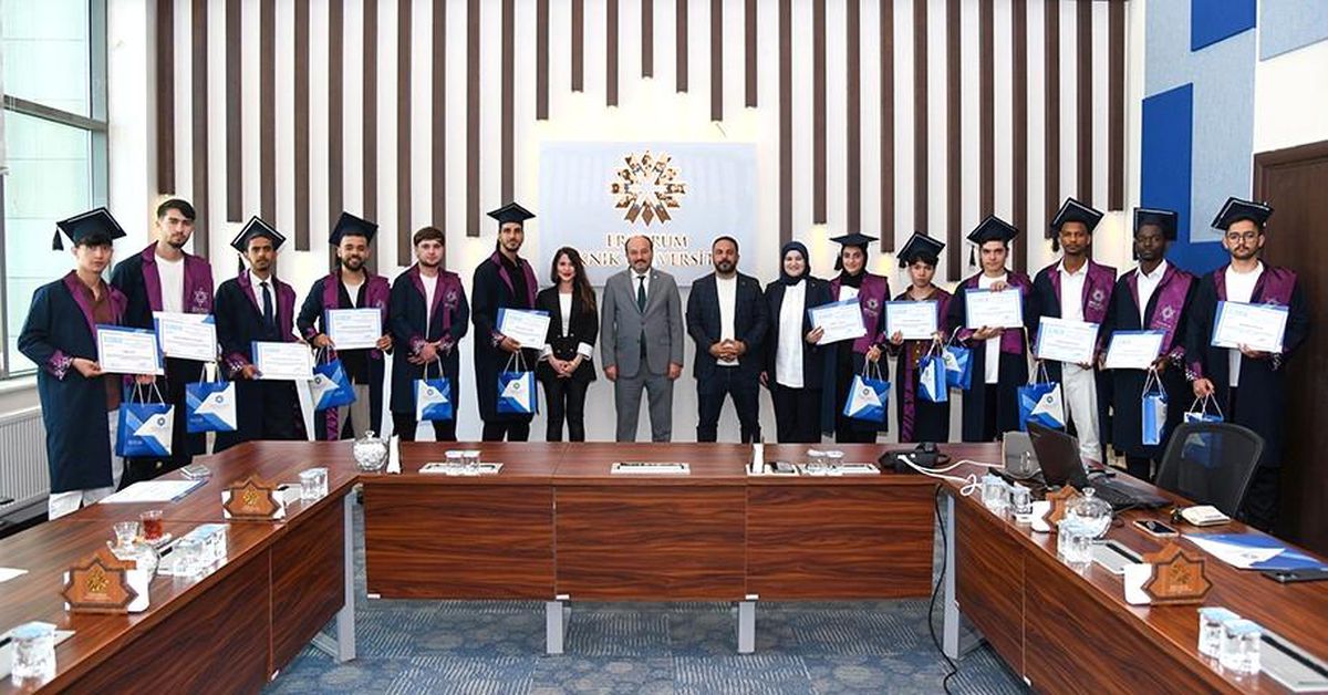 ETÜ’de Uluslararası Öğrencilerin Mezuniyet Coşkusu