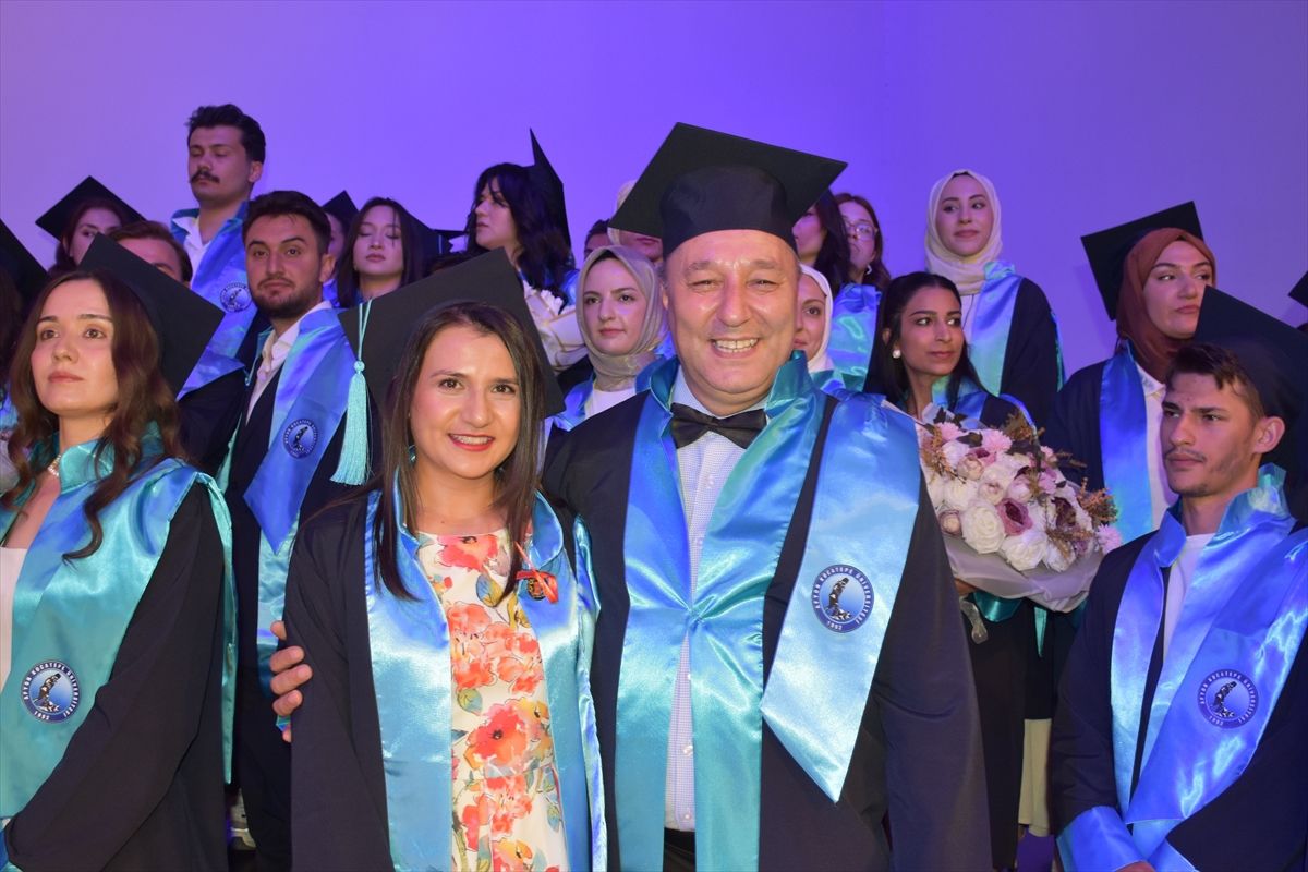 Eşler Beraber Mezun Oldu