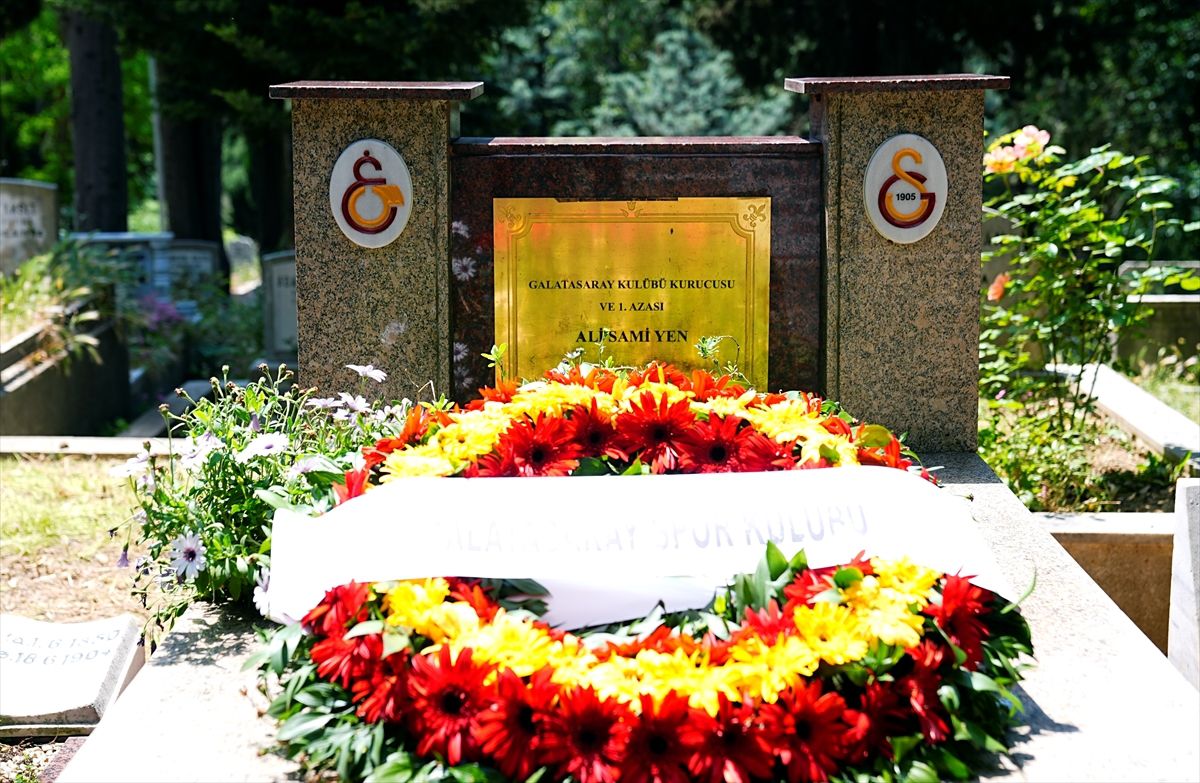 Dursun Özbek, Ali Sami Yen’in Kabrini Ziyaret Etti