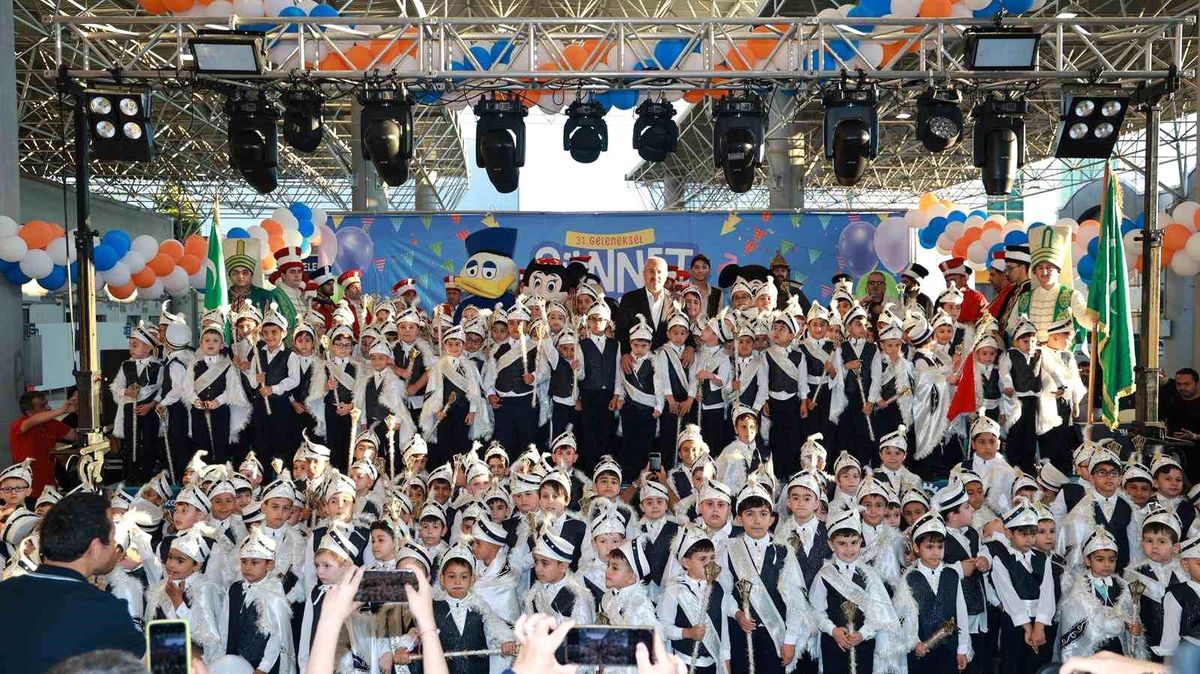 Gebze’deki sünnet şöleninde çocuklar doyasıya eğlendi