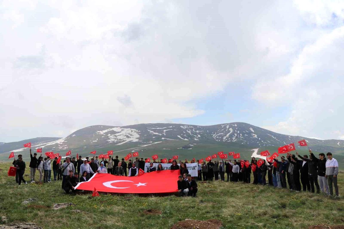 Gençlerden Allahuekber’de anlamlı anma