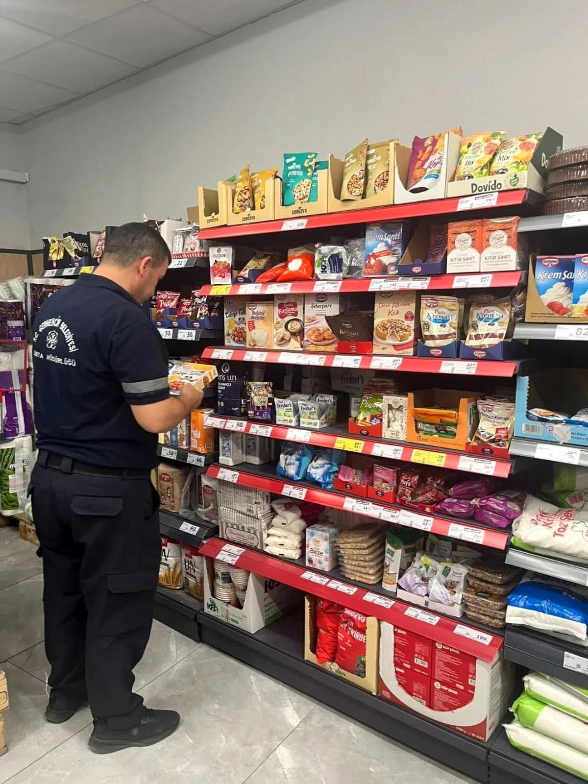 Germencik’te zabıta ekipleri marketlerde etiket ve son kullanma tarihi kontrolü yaptı