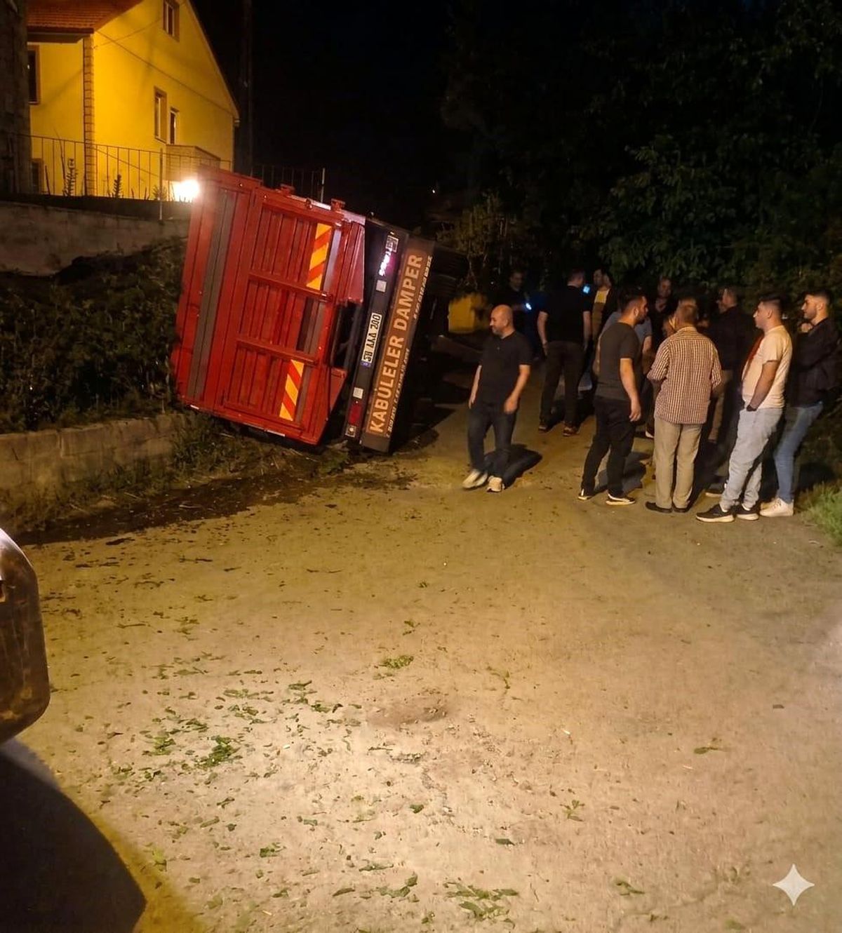Eynesil’de Yaş Çay Yüklü Kamyon Devrildi