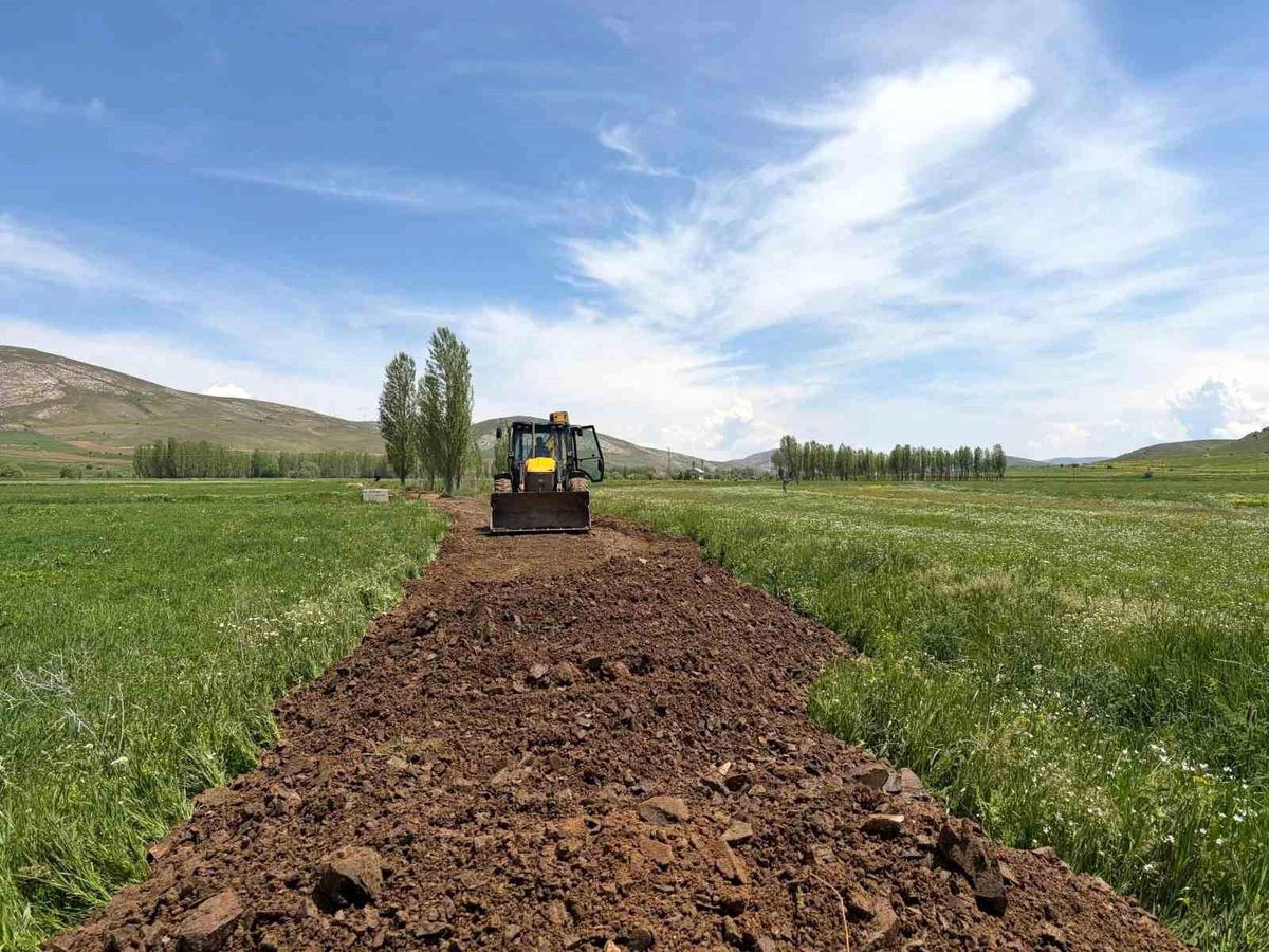 Gökçedere’de bozulan dağ ve arazi yollarında çalışma başlatıldı